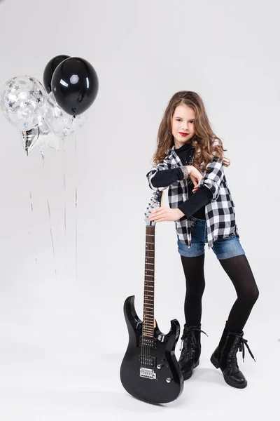Felice bella artistica piccola ragazza che suona la chitarra in studio — Foto Stock