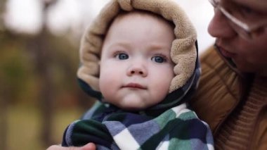 Yeni doğmuş bebek kameraya gülümsüyor..