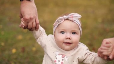 Saç bandı takmış güzel bir kız çocuğu dışarıda yürüyor..