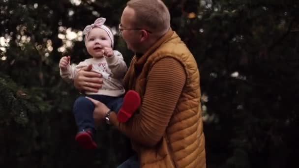 Baby lachen terwijl vader overgeven en vangen kind — Stockvideo