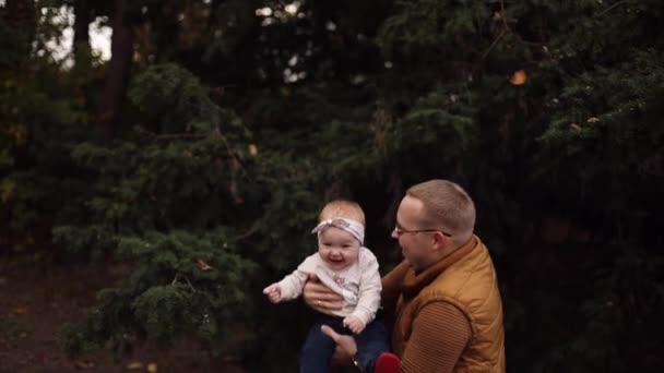 Bebek gülerken baba kusuyor ve çocuğu yakalıyor. — Stok video