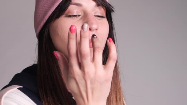 Young caucasian woman with tail eating piece of pizza. — Stock Video