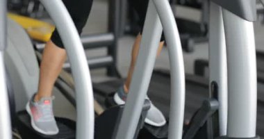 Koşu bandında koşan güzel spor salonlu bir kadın..