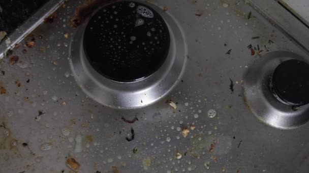 Top view modern dirty kitchen stove hob close-up rubbish after cooking — Stock Video