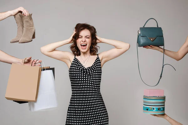 Compradora gritando joven mujer de moda posando eligiendo ropa, accesorios y zapatos — Foto de Stock