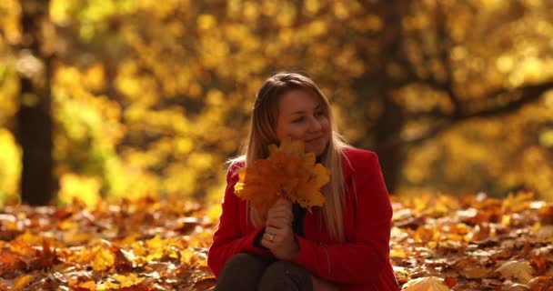 Beautifull young mother goes for a walk in an autumn park — Stock Video