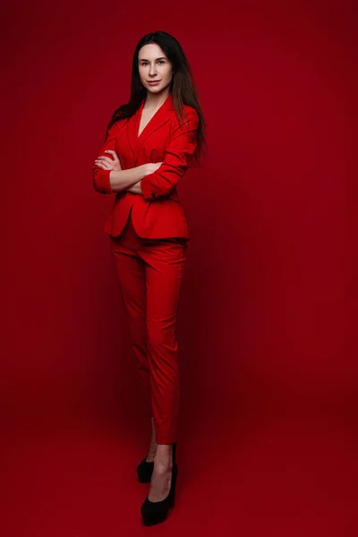Mulher encantadora posa para a revista de escritório, imagem isolada no fundo vermelho — Fotografia de Stock