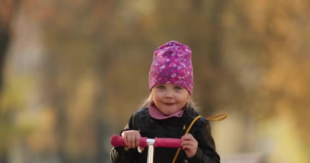 Jolie petite fille en veste noire sourit et se réjouit — Video