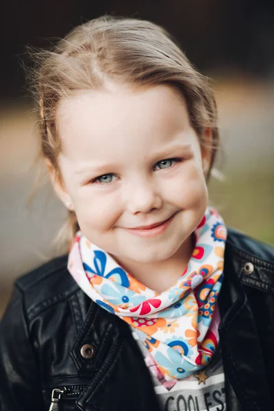 Retrato de menina bonita em sorrisos vallage — Fotografia de Stock