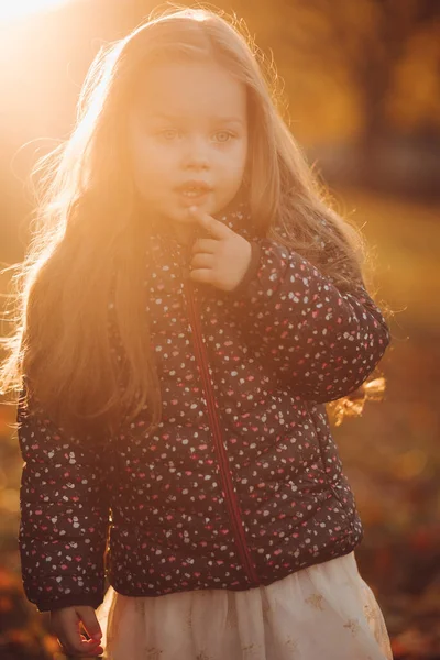 Retrato de menina bonita em sorrisos vallage — Fotografia de Stock