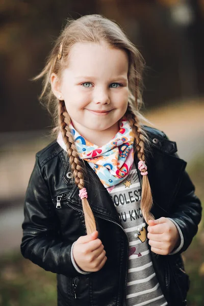 Porträtt av vacker flicka i vallage leenden — Stockfoto