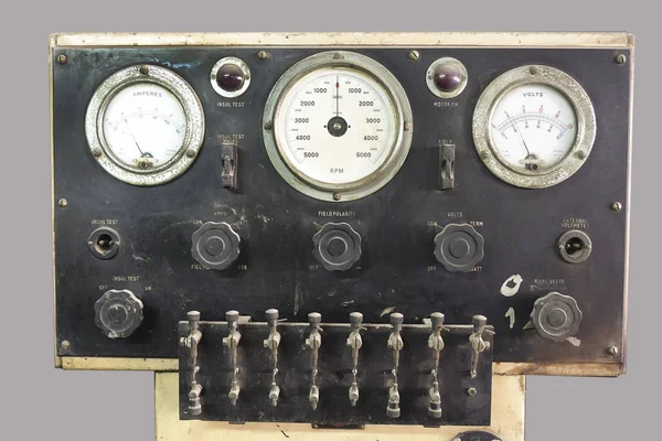 Painel de controle antigo com válvulas e medidores — Fotografia de Stock