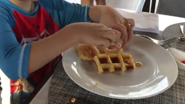 Dziecko jedzenie naleśników z syropem klonowym — Wideo stockowe