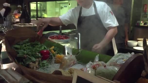 Tay aşçı şehriye çorbası yapmak — Stok video