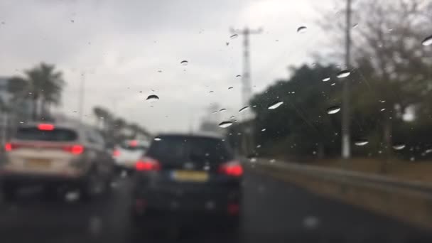 Timelapse van verkeer in de regen — Stockvideo