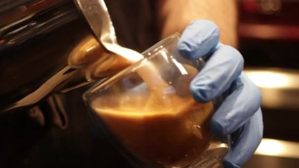 Barista att göra färskt kaffe latte i slow motion — Stockvideo