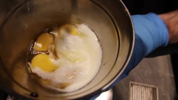 Mezcla de leche y huevos — Vídeo de stock