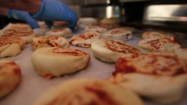 Schwebendes Gebäckblech in einer Bäckerei — Stockvideo