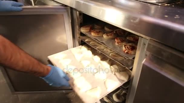 Puxando bandeja de doces da geladeira industrial — Vídeo de Stock