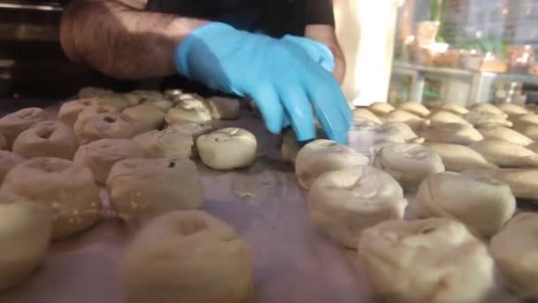 Gevulde broodjes lade voor het oven bakken — Stockvideo