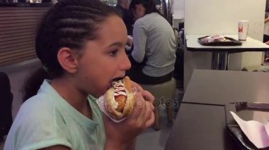Çocuk hotdog gıda mahkemede bir ısırık al