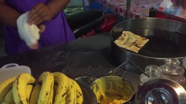 Tayland Hua Hin gıda pazarı taze muz rotee hamur