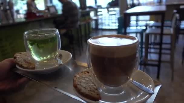 Serving cappucino and tea on a tray — Stock Video