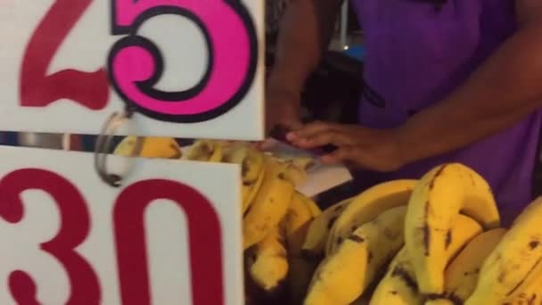 Tailândia Hua Hin mercado de alimentos rotee banana fresca — Vídeo de Stock