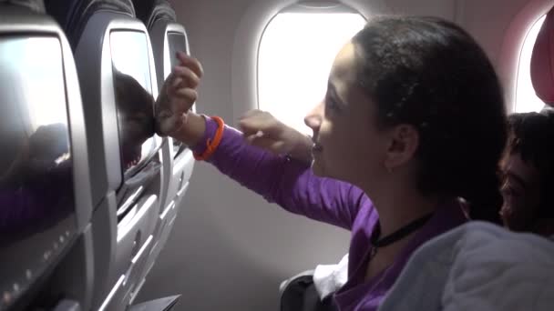 Los niños disfrutan de entretenimiento en vuelo conocido como IFE — Vídeo de stock