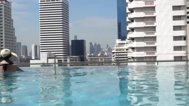 Bangkok 2016. December 17.-ban Hotel tetőtéri medence — Stock videók