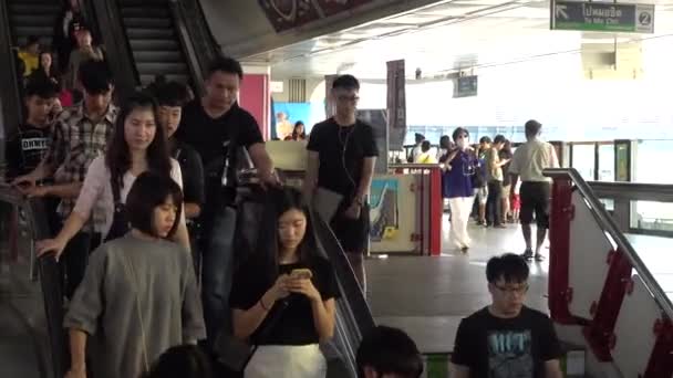 Bangkok - 17 dec 2016: bts menschen auf rolltreppen am skytrain station — Stockvideo