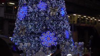 Dekoratif ışıklar ile Noel ağacı