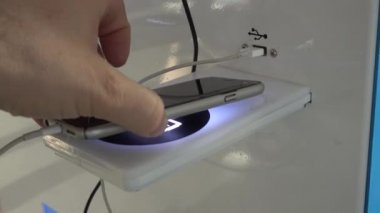 Havaalanı cep telefonu şarj noktası