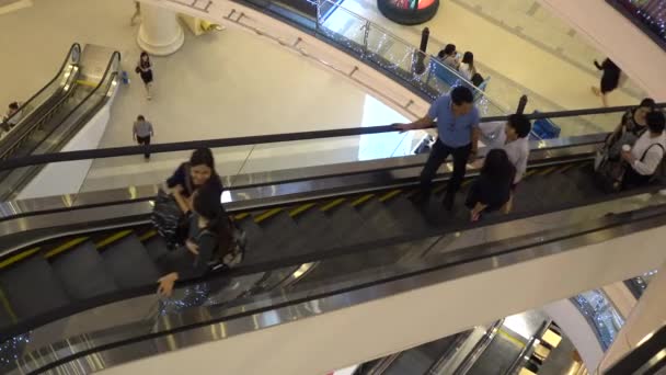 BANGKOK 17 DEC 2016 Escaladoras de shopping center — Vídeo de Stock