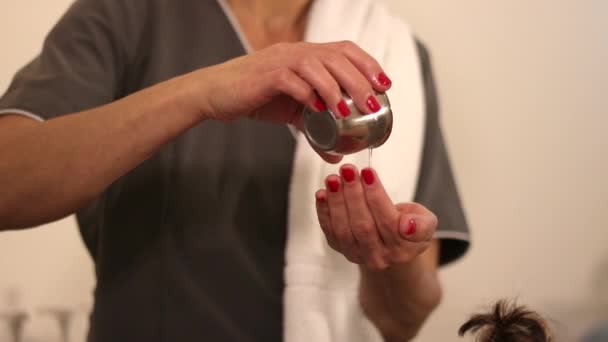 Терапевт використовує гарячі масла для лікування — стокове відео