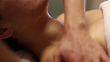 Kadın vücut masaj yağları ile