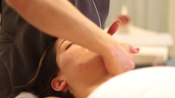 Gezicht behandeling in een spa — Stockvideo