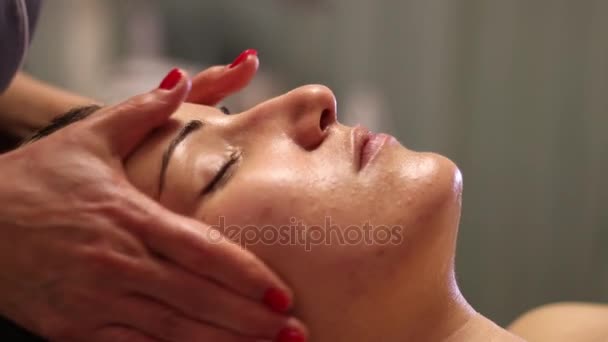 Massagem facial com óleos — Vídeo de Stock