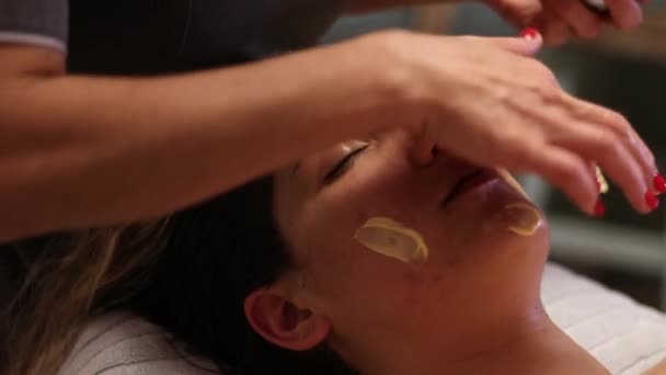 Косметолог розміщує крем на пацієнта — стокове відео