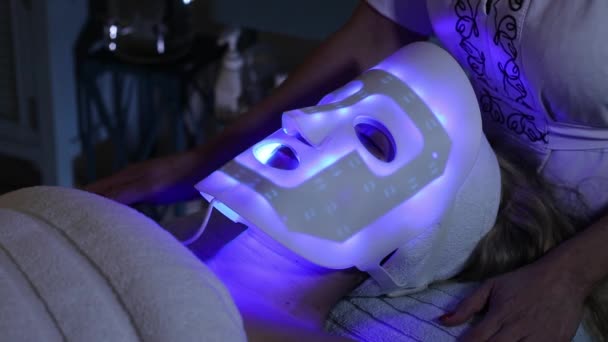 Blue Led licht huidverjonging masker — Stockvideo