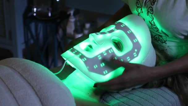 Groene Led licht huidverjonging masker — Stockvideo