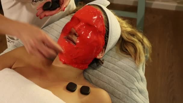 Hot stones spa treatment top view — Stock Video
