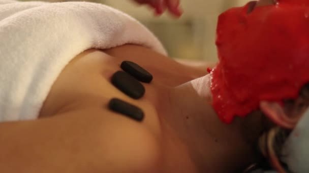 Gesichtsmaske und heiße Steine auf Brust-Wellness-Behandlung — Stockvideo