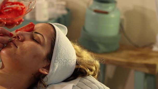 Použití řas masku na tváři pacienta — Stock video