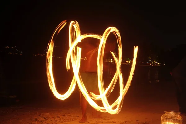 Koh Samui, Tailândia - 30 Dez 2016: Traços de chama de show de fogo — Fotografia de Stock