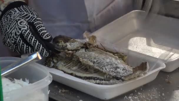 Elaboración de pescado crujiente de sal tailandés — Vídeo de stock
