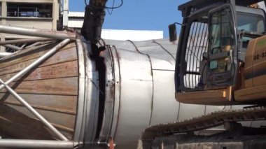 Buldozer yok eski Silo kule yapılan çalmak