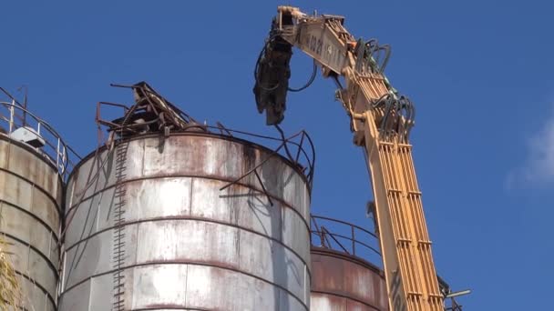Bulldozer destruir vieja torre de silo con brazo de desmotador — Vídeos de Stock