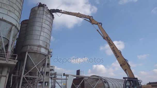 Bulldozer derribando vieja torre de silo — Vídeos de Stock