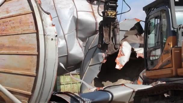 Bulldozer reciclagem de metal — Vídeo de Stock